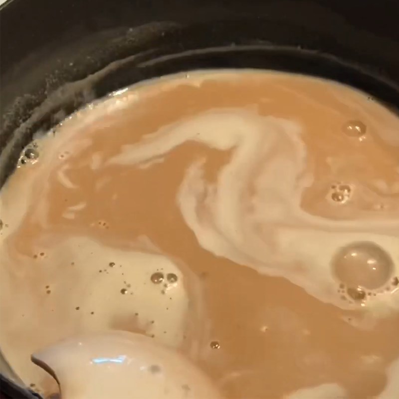 Bước 2 Làm trà sữa Trà sữa kem phô mai tiramisu