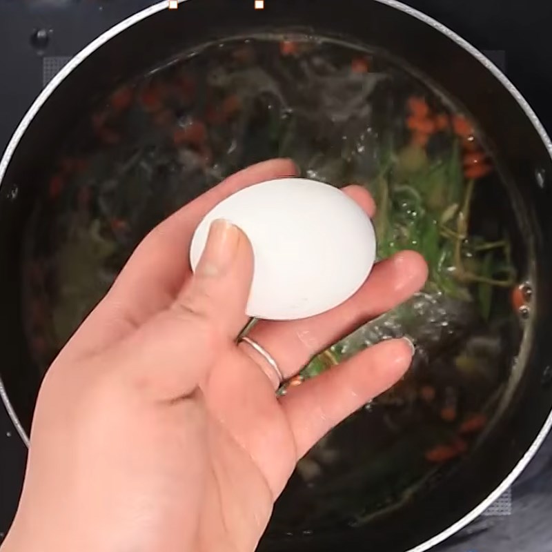 Bước 2 Làm trứng vịt lộn hấp rau răm Trứng vịt lộn hấp rau răm
