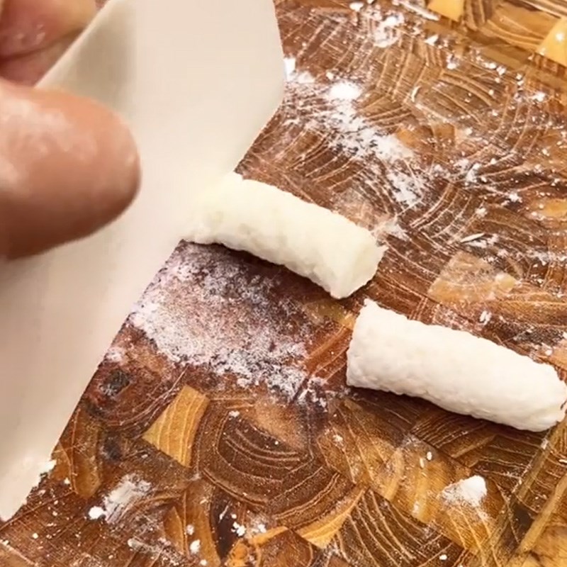 Bước 2 Lăn bột và tạo hình Tokbokki bằng cơm nguội (Công thức được chia sẻ từ TikTok Cách Nấu Ngon cùng Cách Nấu Ngon)