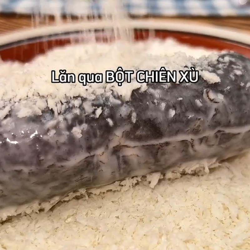 Bước 3 Lăn chả giò với bột Chả giò rong biển (Công thức được chia sẻ từ TikTok Cách Nấu Ngon cùng Cách Nấu Ngon)