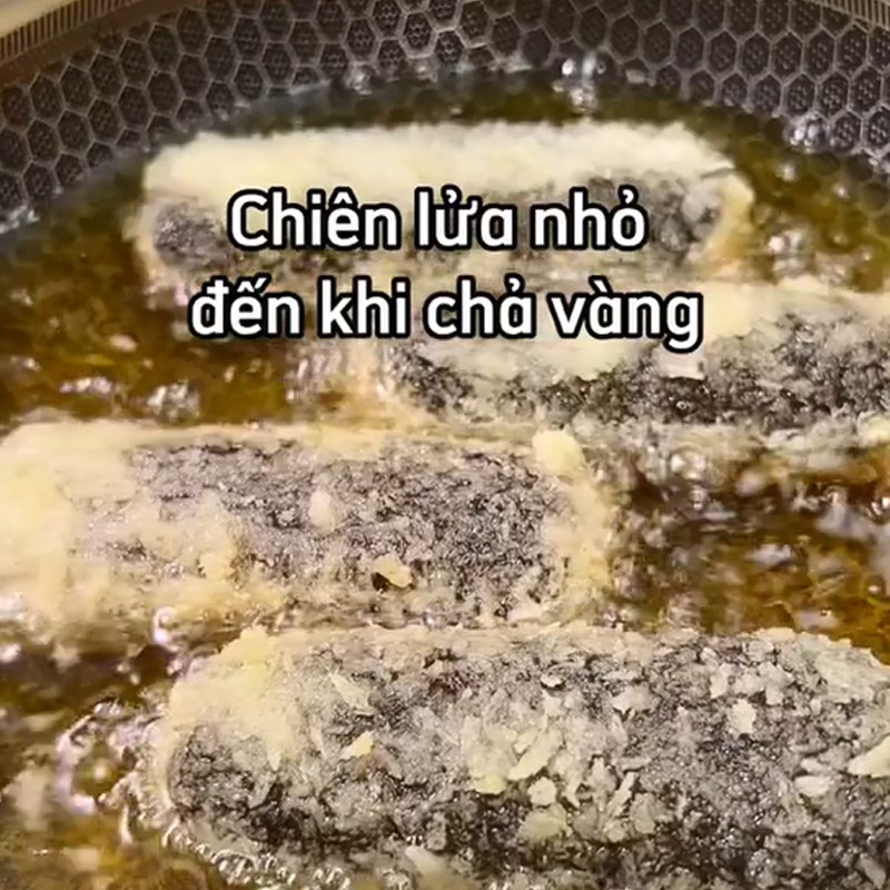 Bước 3 Lăn chả giò với bột Chả giò rong biển (Công thức được chia sẻ từ TikTok Cách Nấu Ngon cùng Cách Nấu Ngon)