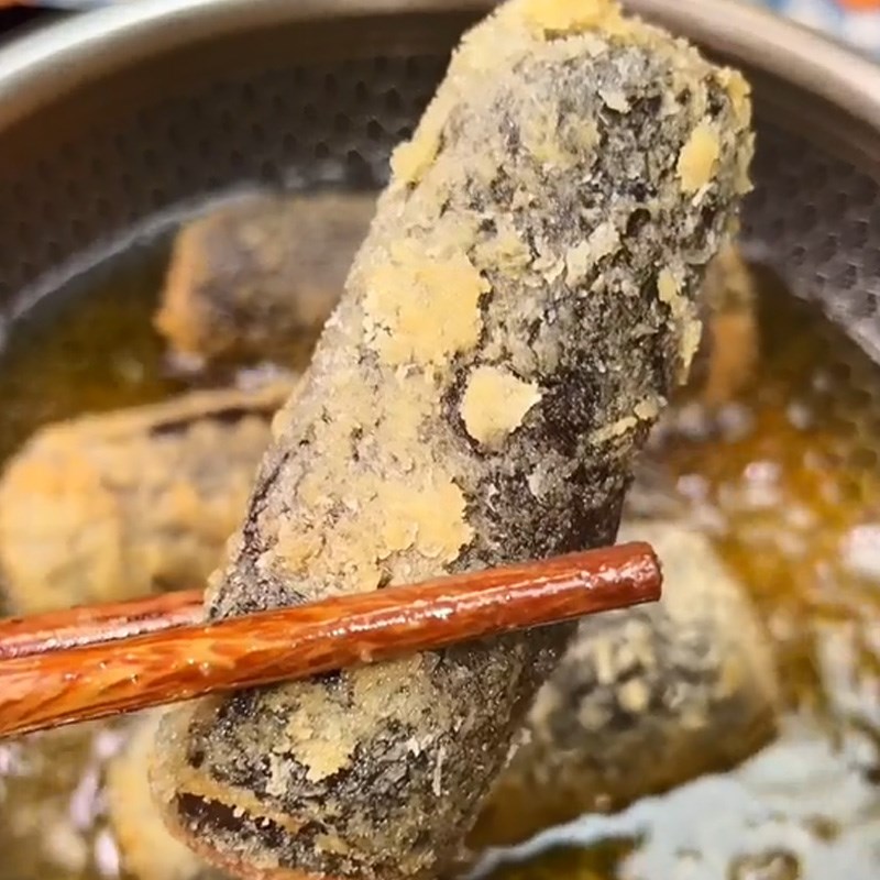Bước 3 Lăn chả giò với bột Chả giò rong biển (Công thức được chia sẻ từ TikTok Cách Nấu Ngon cùng Cách Nấu Ngon)
