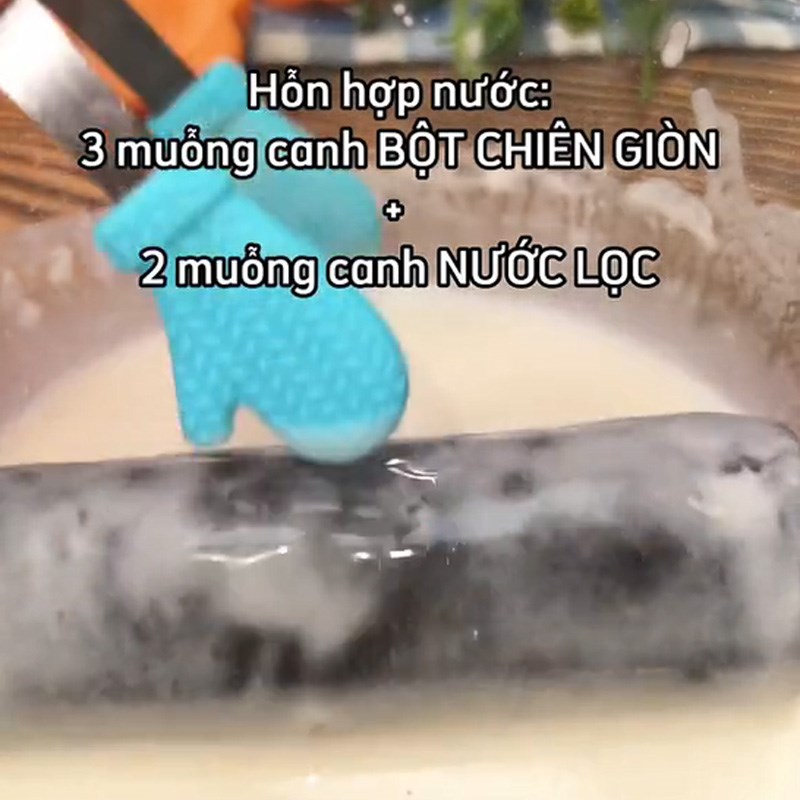 Bước 3 Lăn chả giò với bột Chả giò rong biển (Công thức được chia sẻ từ TikTok Cách Nấu Ngon cùng Cách Nấu Ngon)
