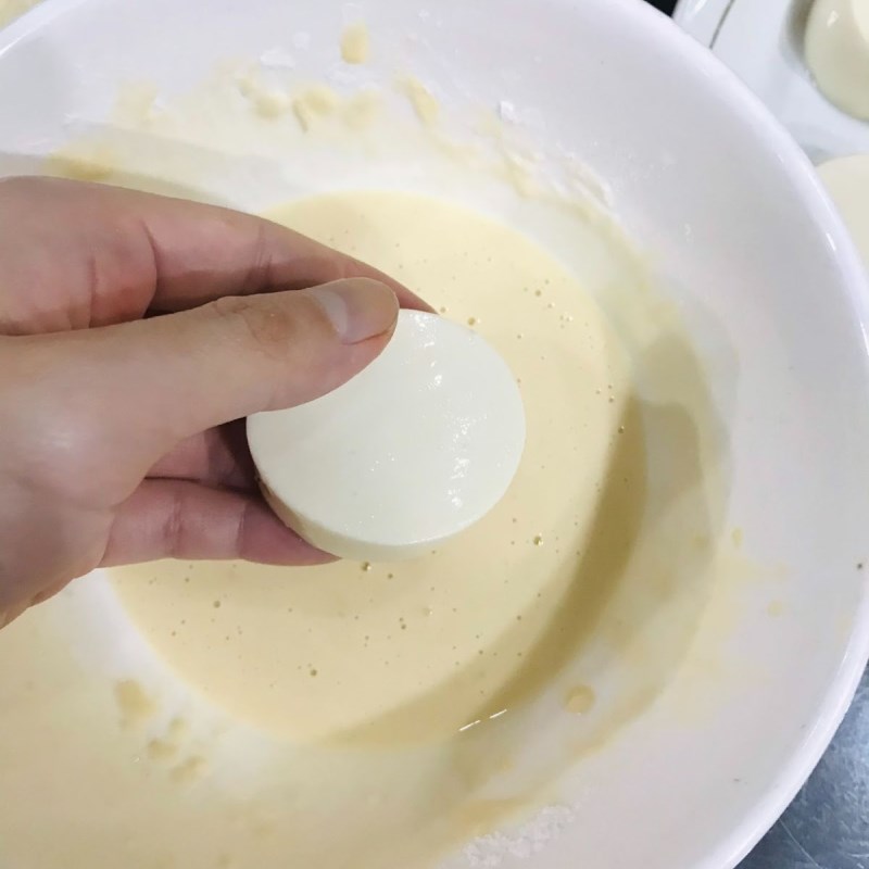 Bước 3 Lăn đậu hũ non với bột chiên xù Đậu hũ non chiên xù (công thức được chia sẻ từ người dùng)