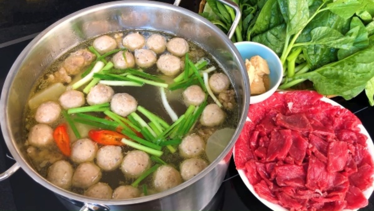 Lẩu bò viên chua cay