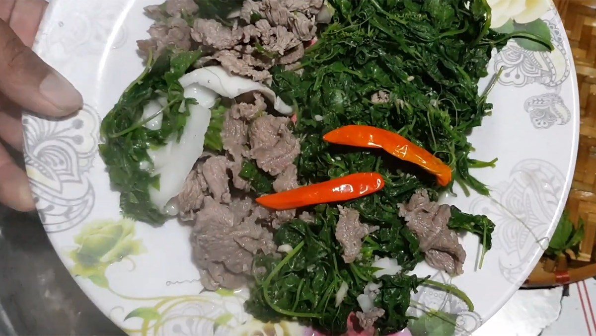 Bò nhúng nước dừa lá khổ qua rừng