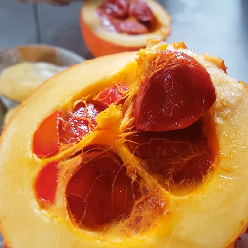 Bước 4 Lấy màu gấc Chè trôi nước gấc nhân sầu riêng
