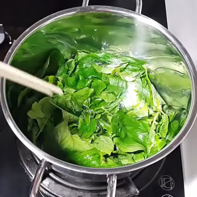 Bước 1 Lấy màu lá cẩm Xôi lá cẩm đậu xanh bằng nồi cơm điện