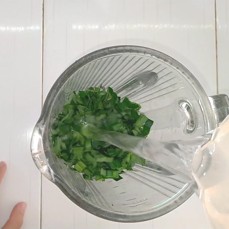 Bước 1 Lấy nước cốt lá dứa Rau câu dừa sợi nước cốt dừa lá dứa