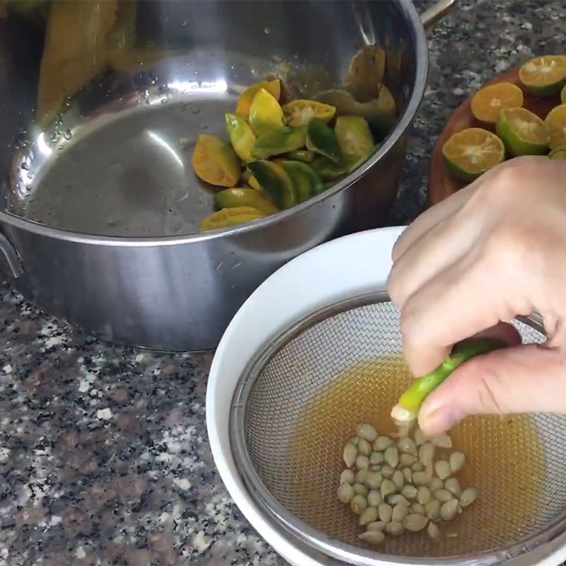 Bước 2 Lấy nước cốt quất Siro húng quất đường phèn