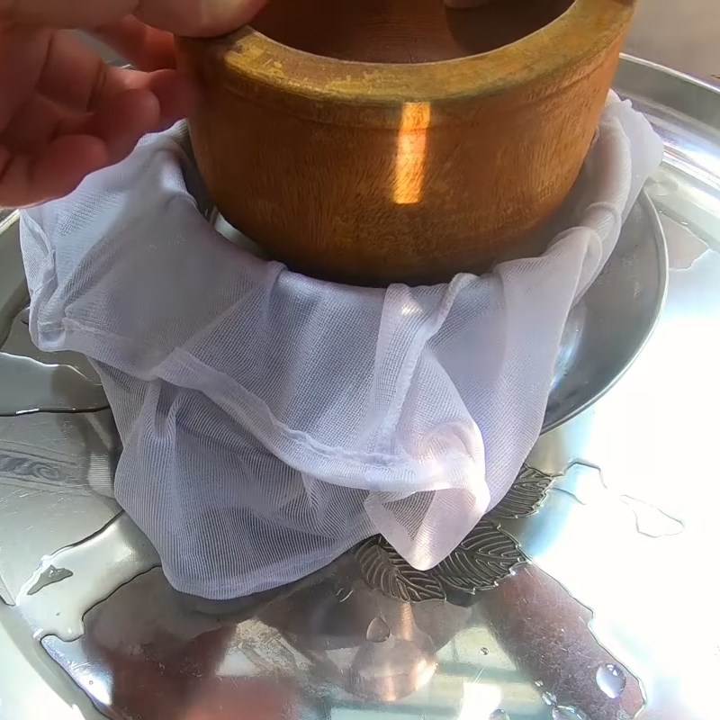 Bước 3 Lọc và ép khuôn tàu hũ ky Chả lụa tàu hũ ky khô