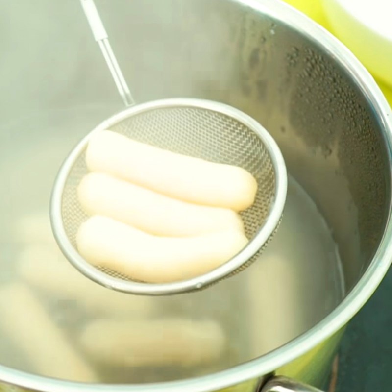 Bước 4 Luộc bánh gạo Bánh gạo nhân phô mai lát