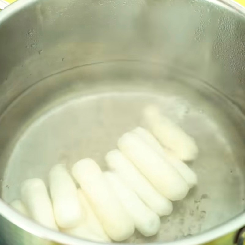 Bước 4 Luộc bánh gạo Bánh gạo nhân phô mai lát