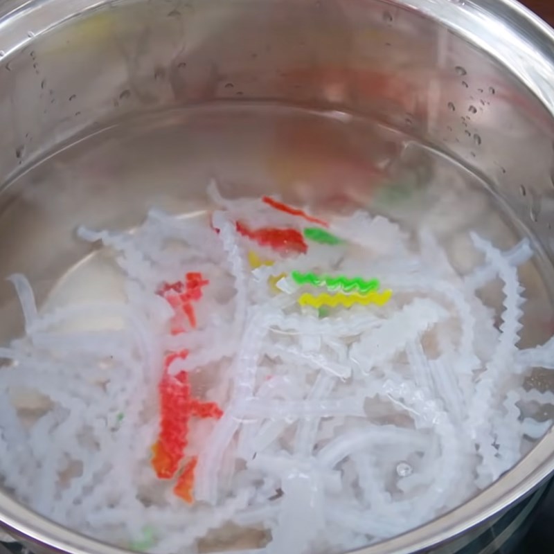 Bước 2 Luộc bột khoai Chè đậu đen nước cốt dừa