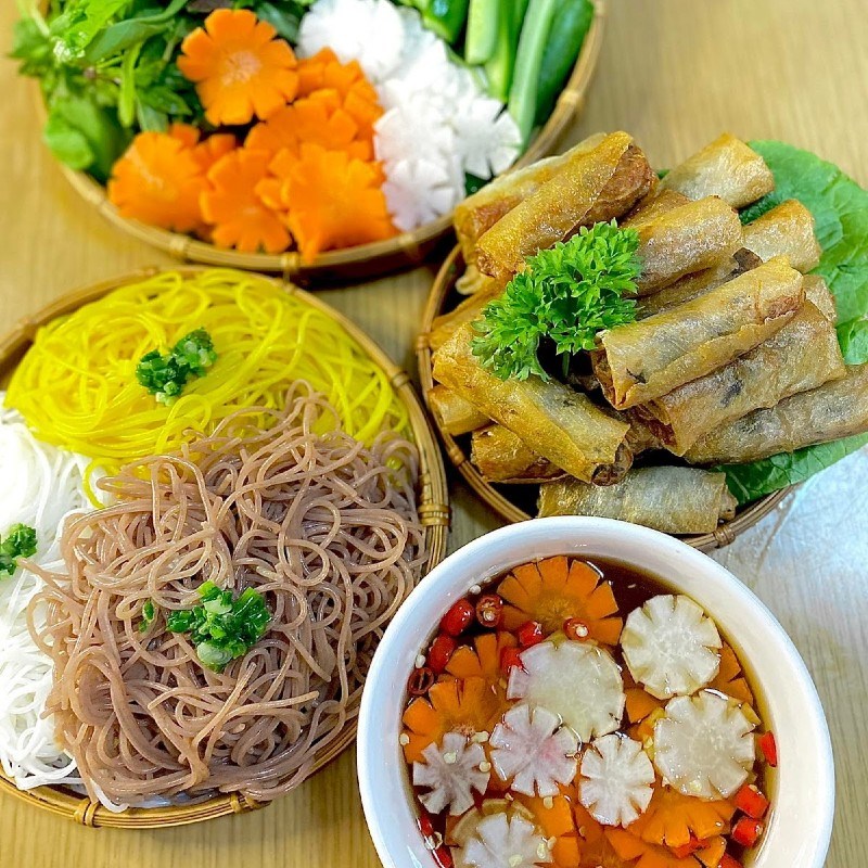 Bước 4 Luộc bún và trang trí Cách làm bún chả giò với chả giò tự làm