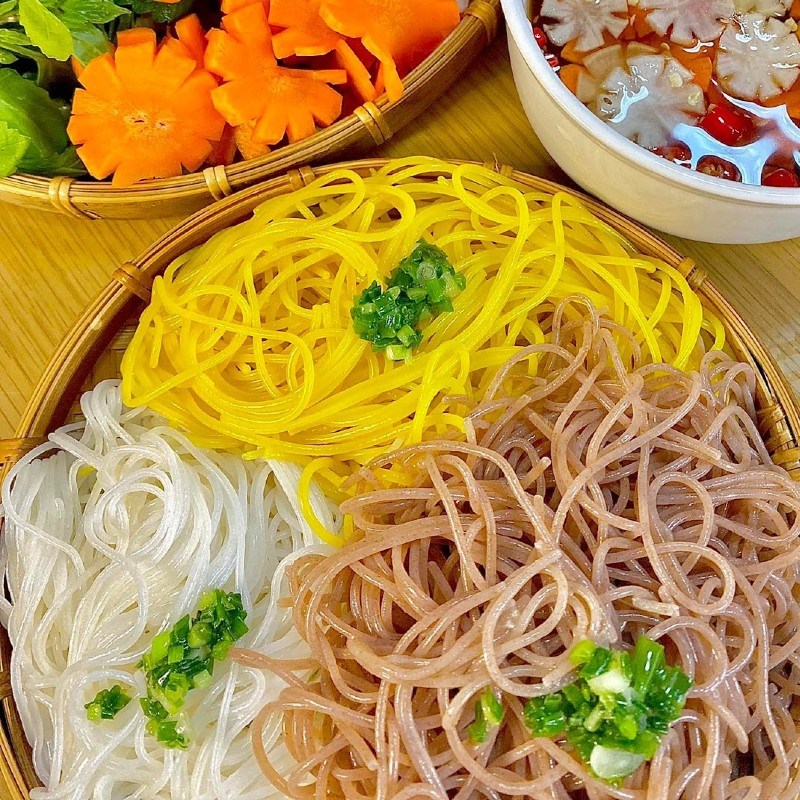 Bước 4 Luộc bún và trang trí Cách làm bún chả giò với chả giò tự làm