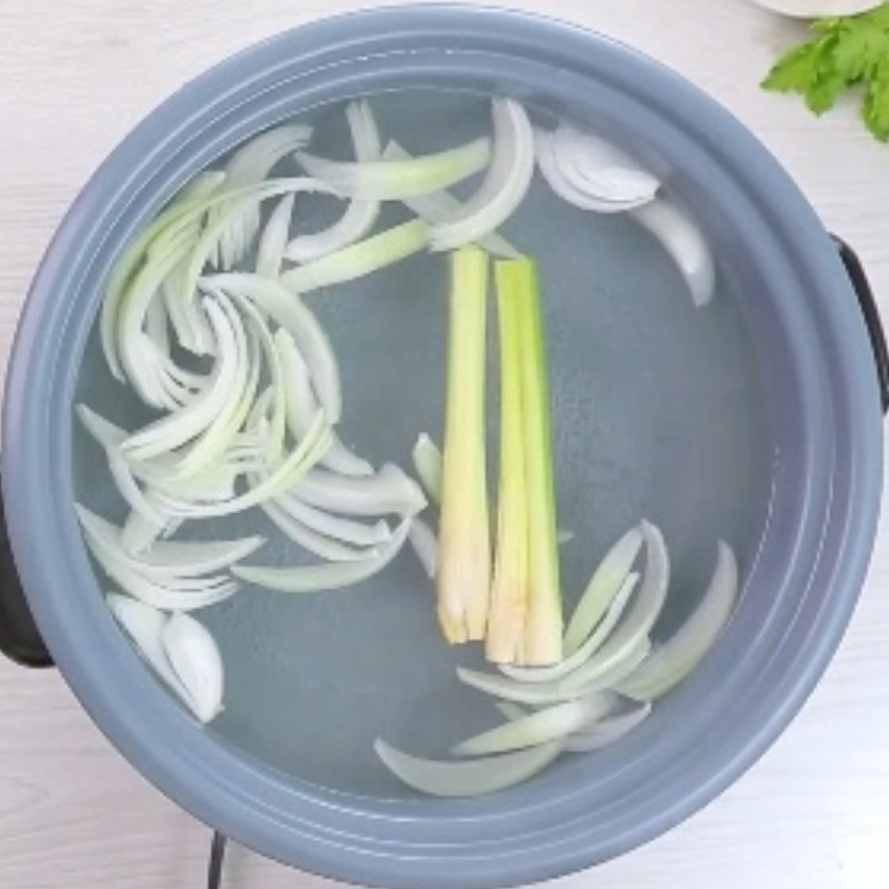 Bước 2 Ninh nước dùng Lẩu bò viên sa tế