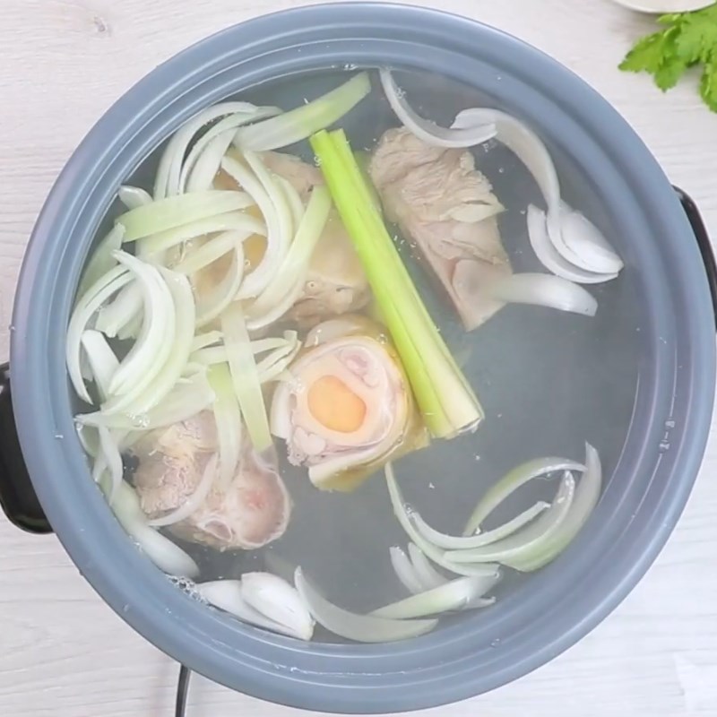 Bước 2 Ninh nước dùng Lẩu bò viên sa tế