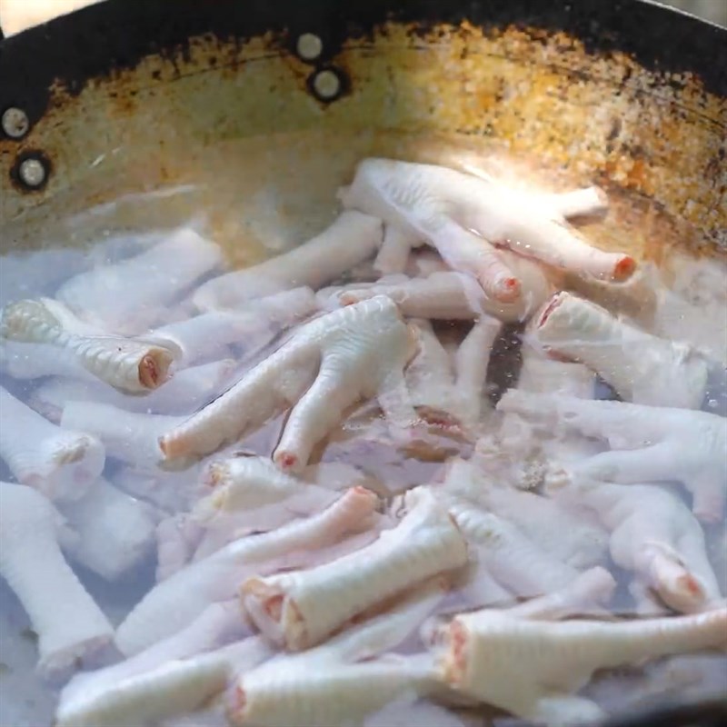 Bước 2 Luộc chân gà Chân gà kho cay