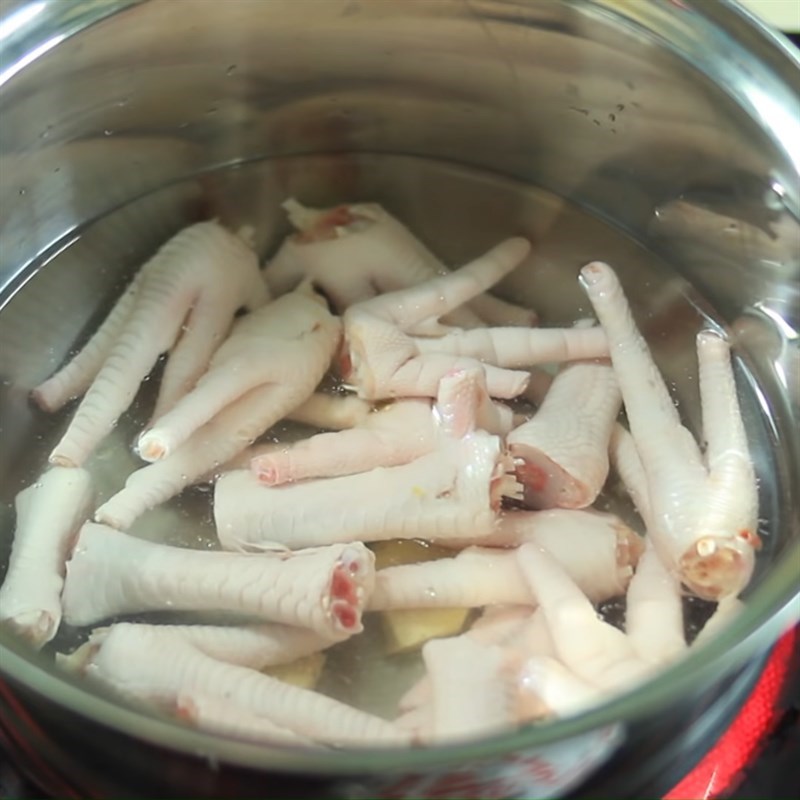 Bước 2 Luộc chân gà Chân gà kho sả ớt