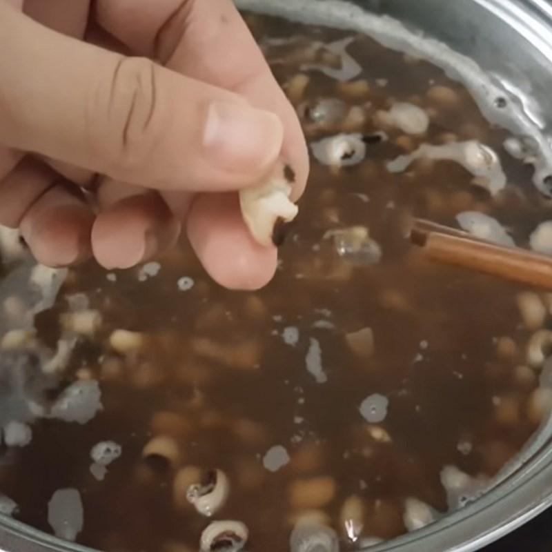 Bước 2 Luộc chín đậu Chè đậu trắng