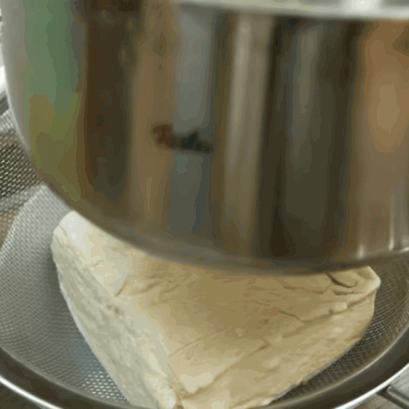 Bước 1 Luộc đậu hũ Chả quế chay từ bột mì căn và đậu hũ