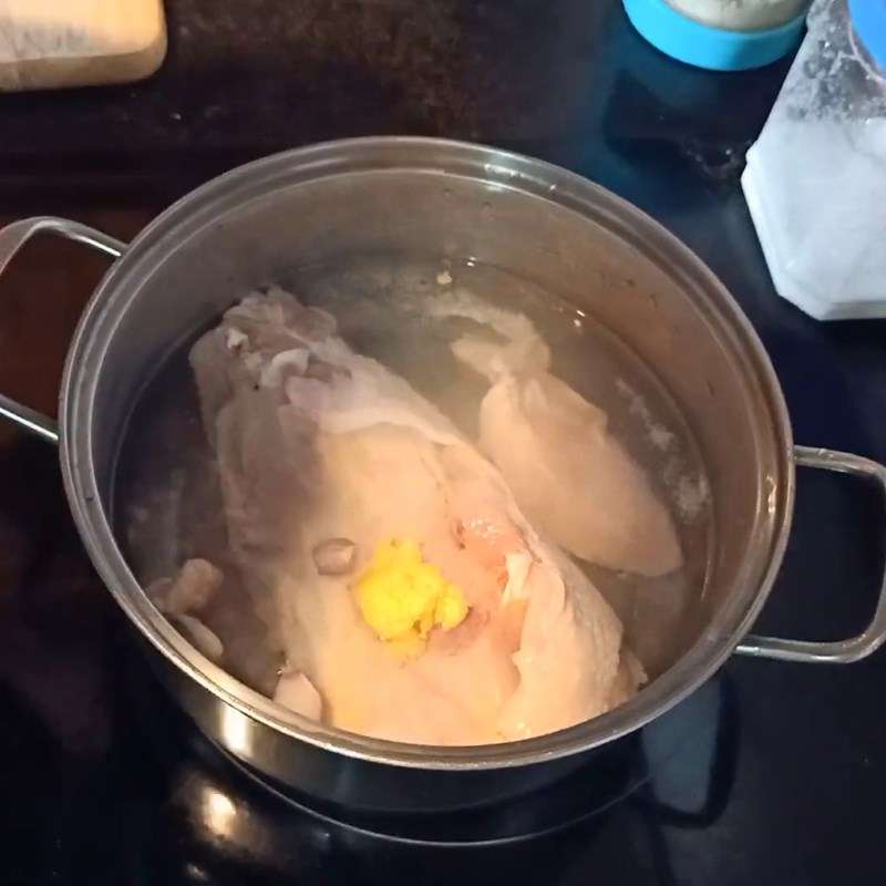 Bước 2 Luộc gà Cháo gà nấm hương