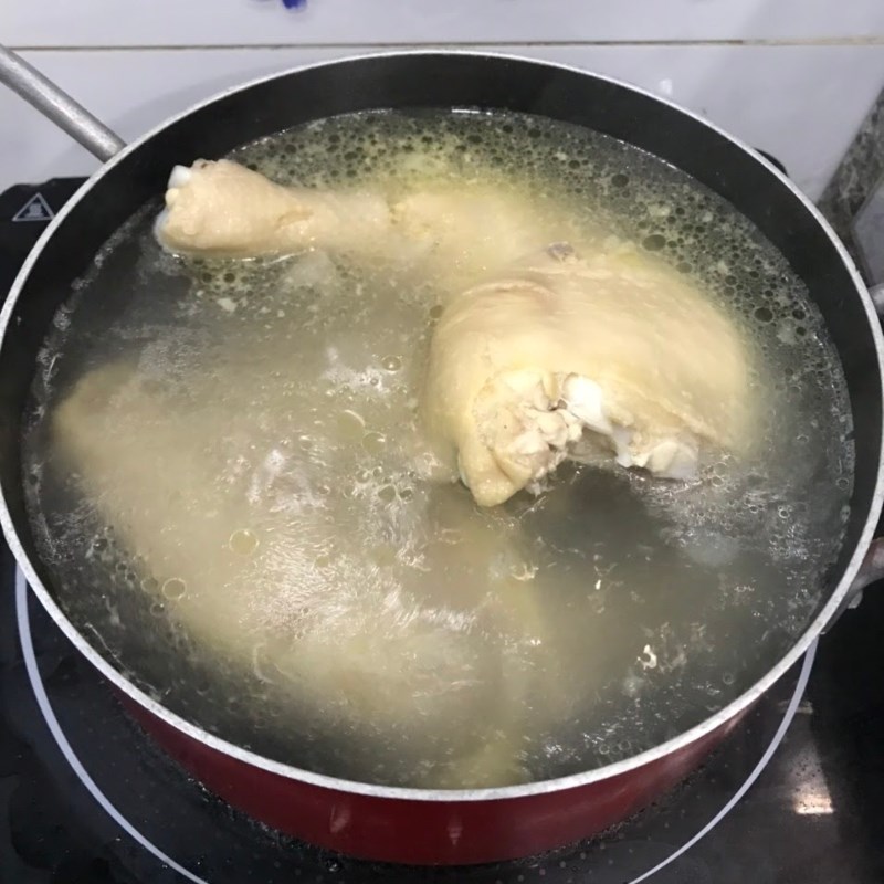 Bước 3 Luộc gà Cháo gà đậu xanh (công thức được chia sẻ từ người dùng)