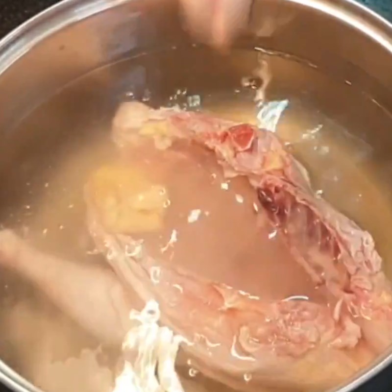 Bước 3 Luộc gà Cháo gà nấm rơm