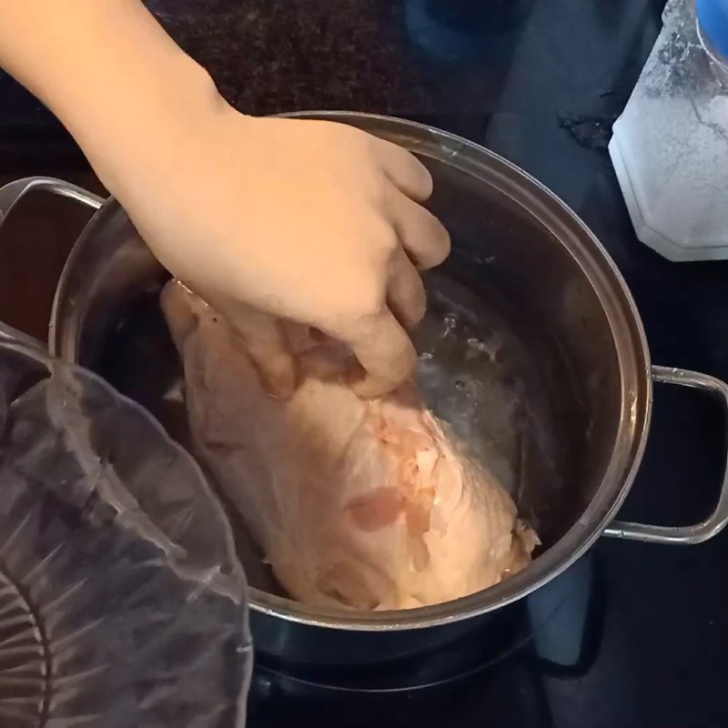 Bước 2 Luộc gà Cháo gà nấm hương