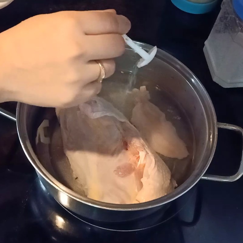 Bước 2 Luộc gà Cháo gà nấm hương