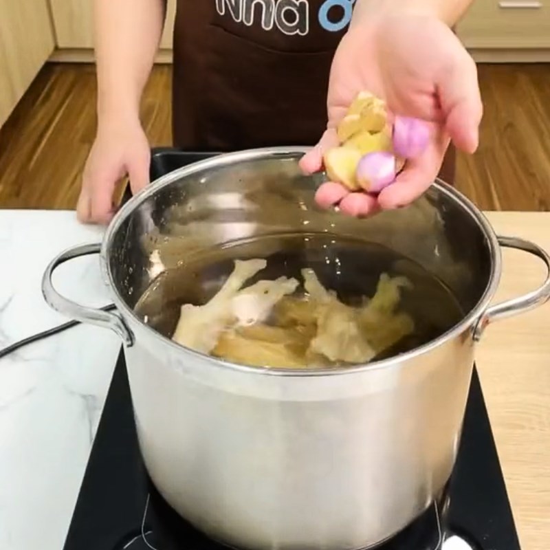 Bước 2 Luộc gân bò Gân bò ngâm mắm (Công thức được chia sẻ từ Tiktok Cách Nấu Ngon cùng Cách Nấu Ngon)