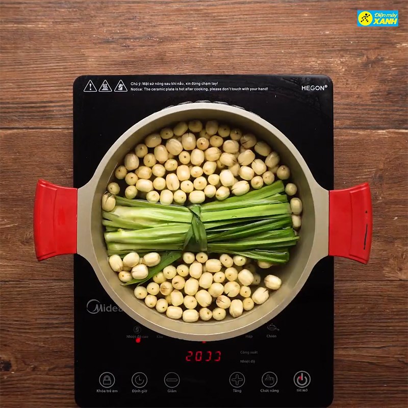 Bước 2 Luộc hạt sen Chè hạt sen thanh long đỏ