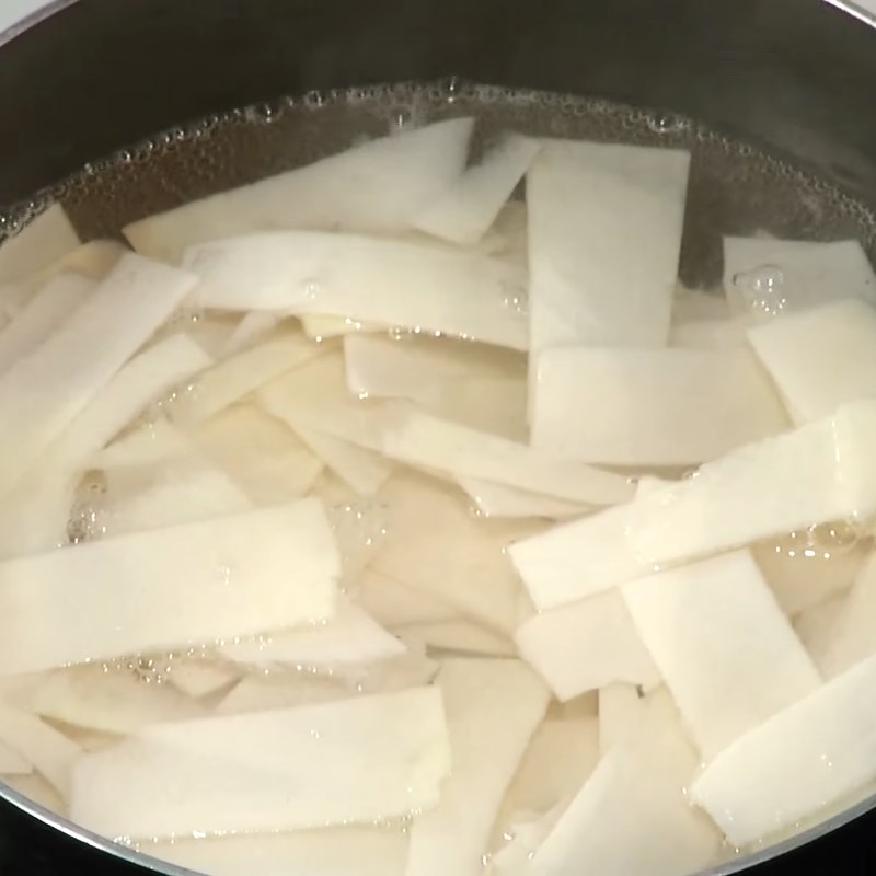 Bước 2 Luộc măng Canh gà lá é