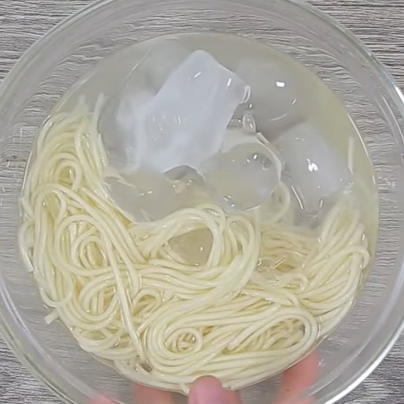 Bước 2 Luộc mì Mì Udon rong biển