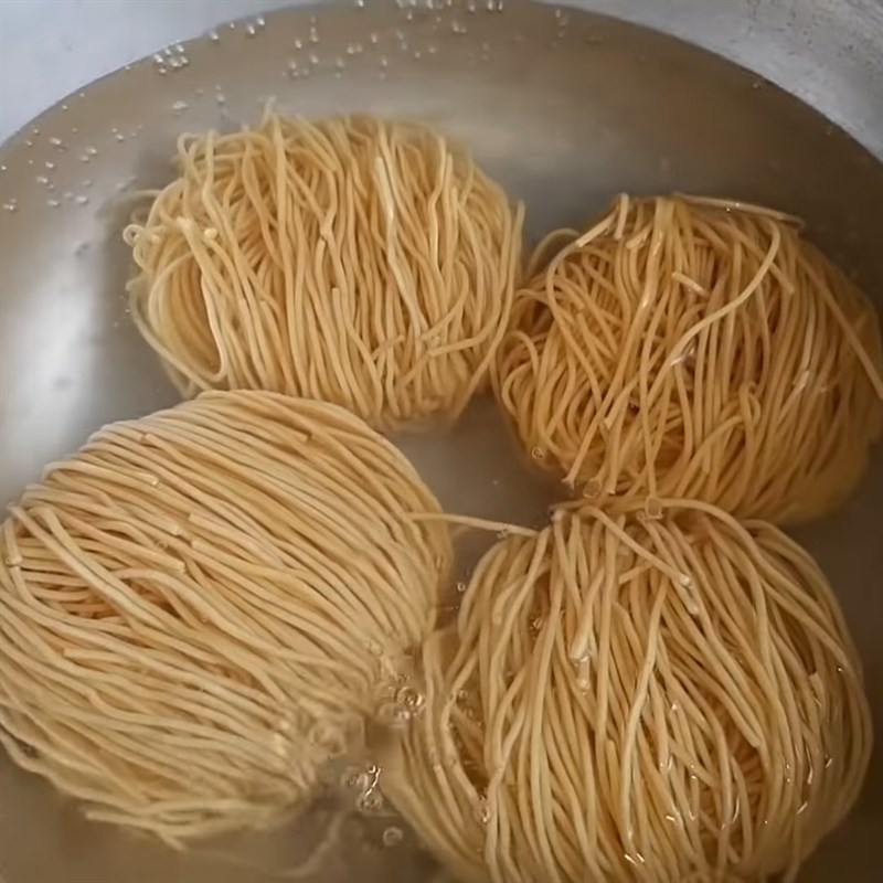 Bước 1 Luộc mì Mì xào giòn chay bắp non