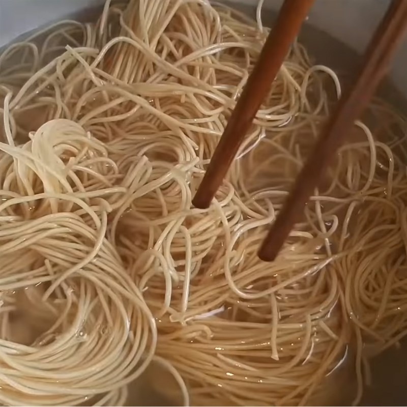 Bước 1 Luộc mì Mì xào giòn chay bắp non