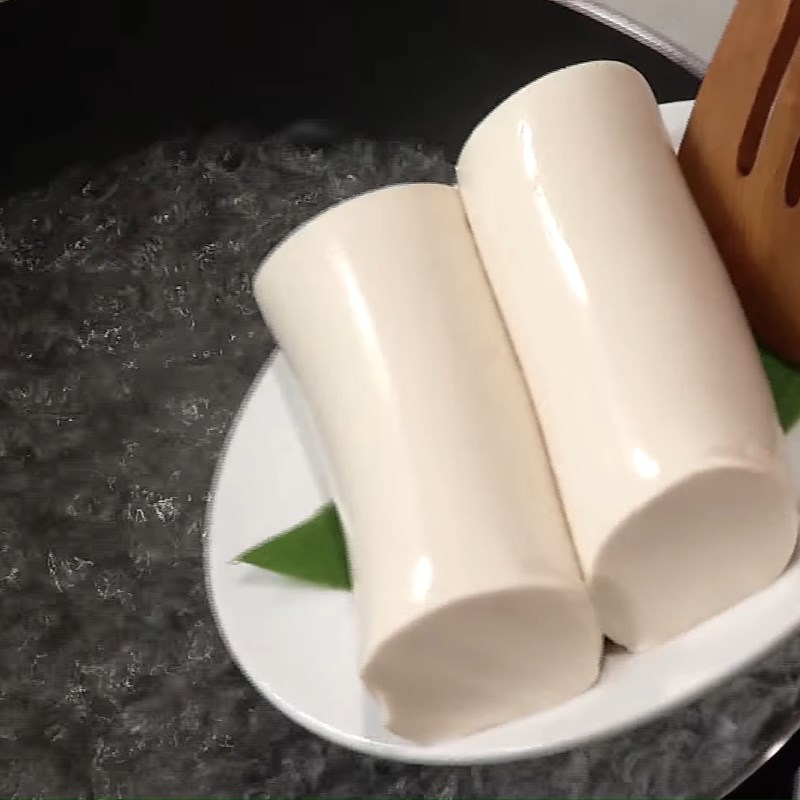 Bước 1 Luộc sơ các nguyên liệu Đậu hũ non sốt thịt cua