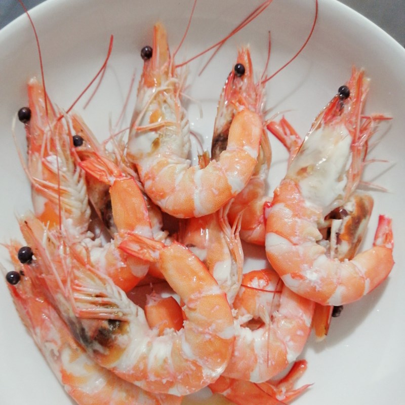 Bước 2 Luộc tôm Salad rong nho với tôm tươi