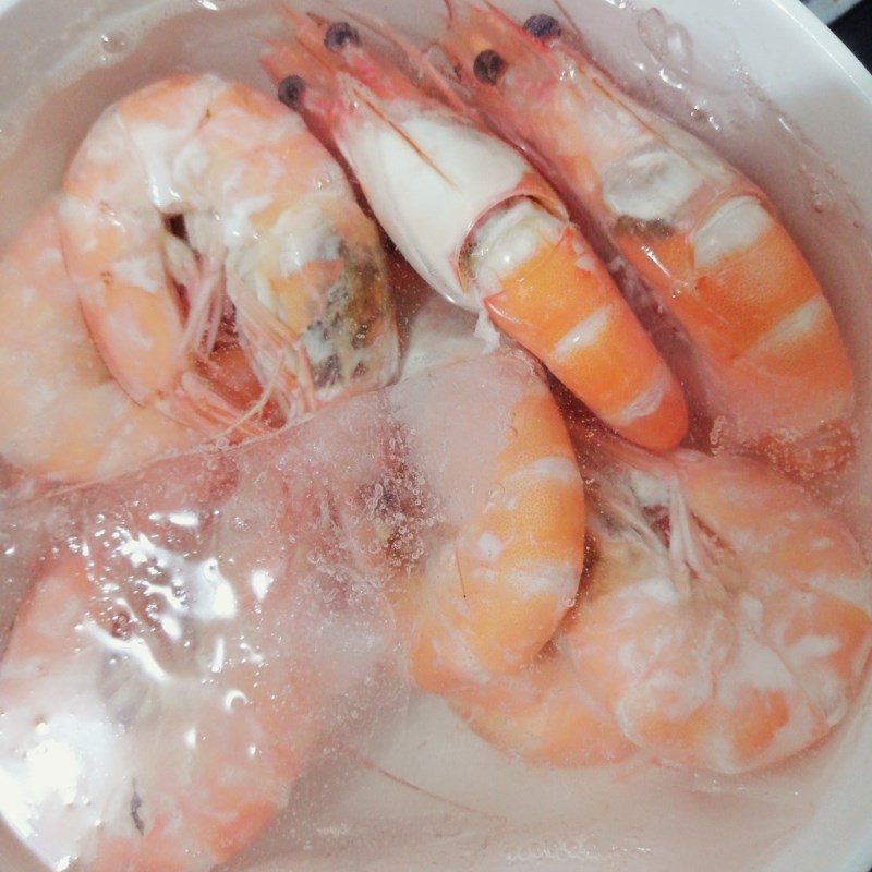 Bước 2 Luộc tôm Salad rong nho với tôm tươi