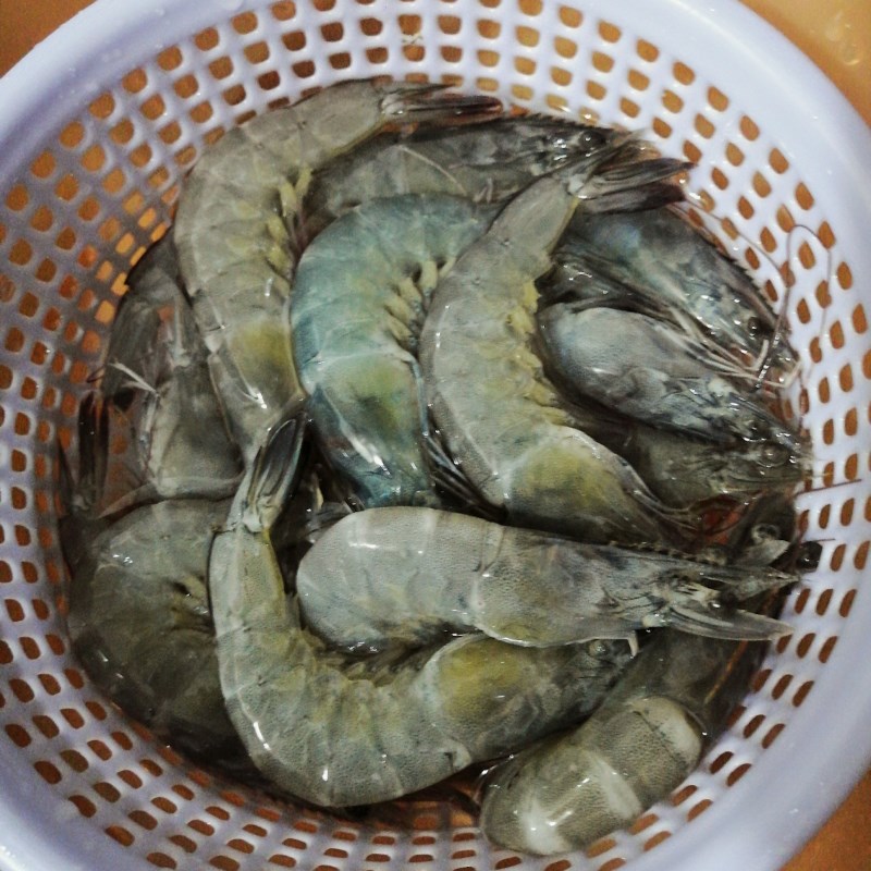 Bước 2 Luộc tôm Salad rong nho với tôm tươi