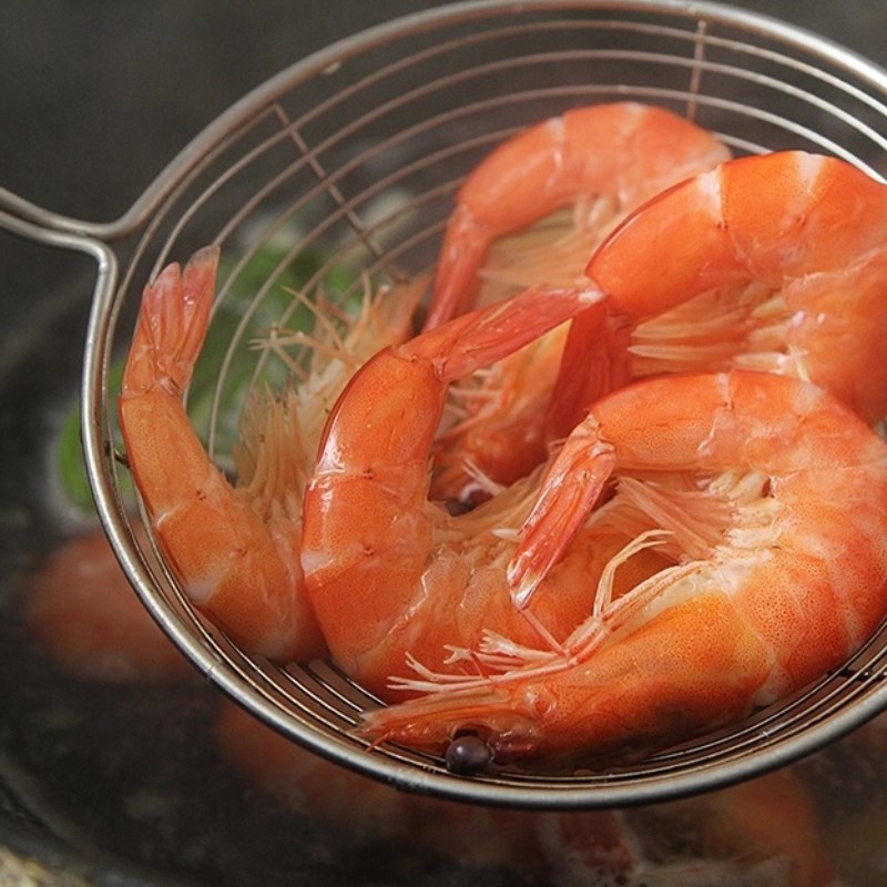 Bước 3 Luộc tôm, mực Miến trộn hải sản
