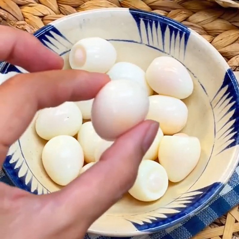 Bước 1 Luộc trứng cút Sườn kho trứng cút (Công thức được chia sẻ từ TikTok Cách Nấu Ngon cùng Cách Nấu Ngon)