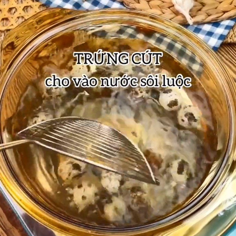 Bước 1 Luộc trứng cút Sườn kho trứng cút (Công thức được chia sẻ từ TikTok Cách Nấu Ngon cùng Cách Nấu Ngon)