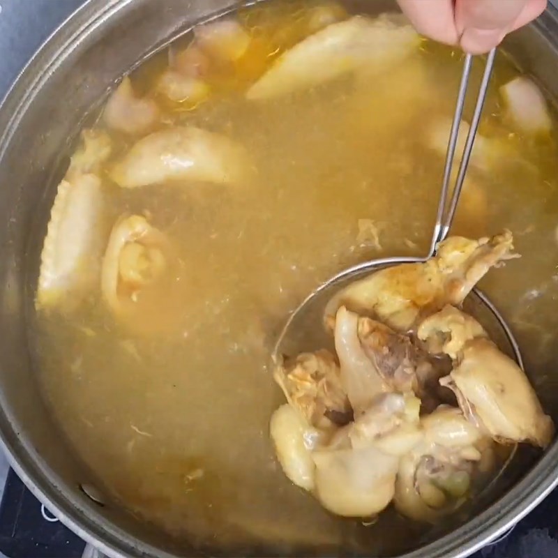 Bước 3 Luộc thịt gà Cháo gà đậu xanh