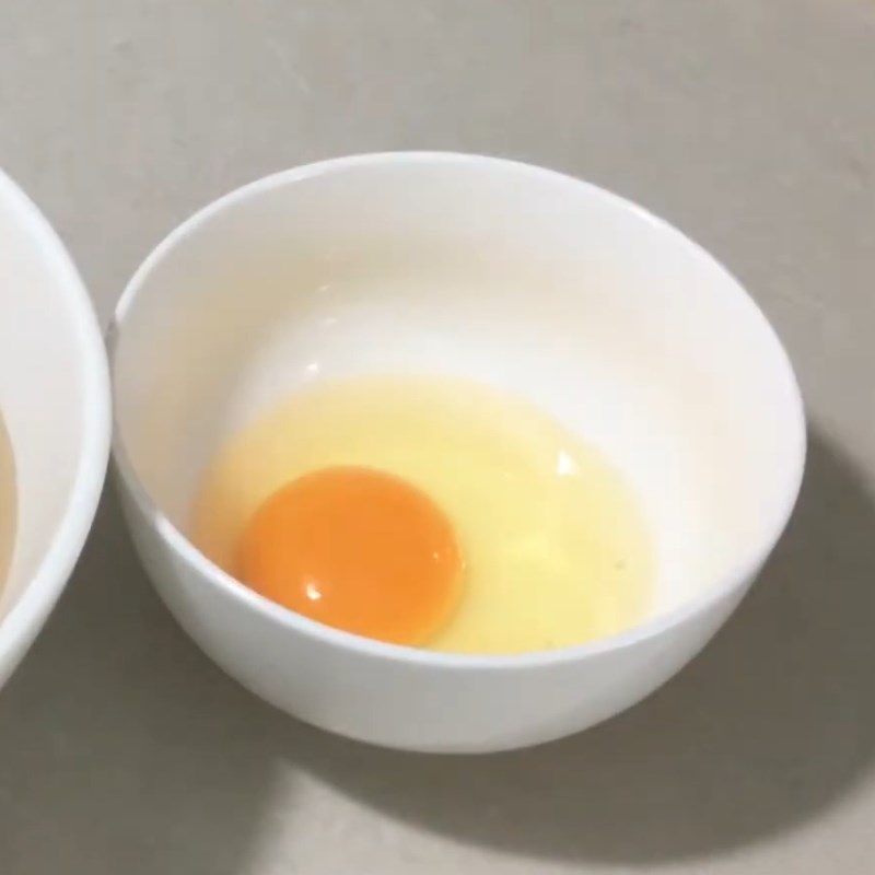 Bước 1 Sơ chế nguyên liệu Mì chiên trứng xúc xích