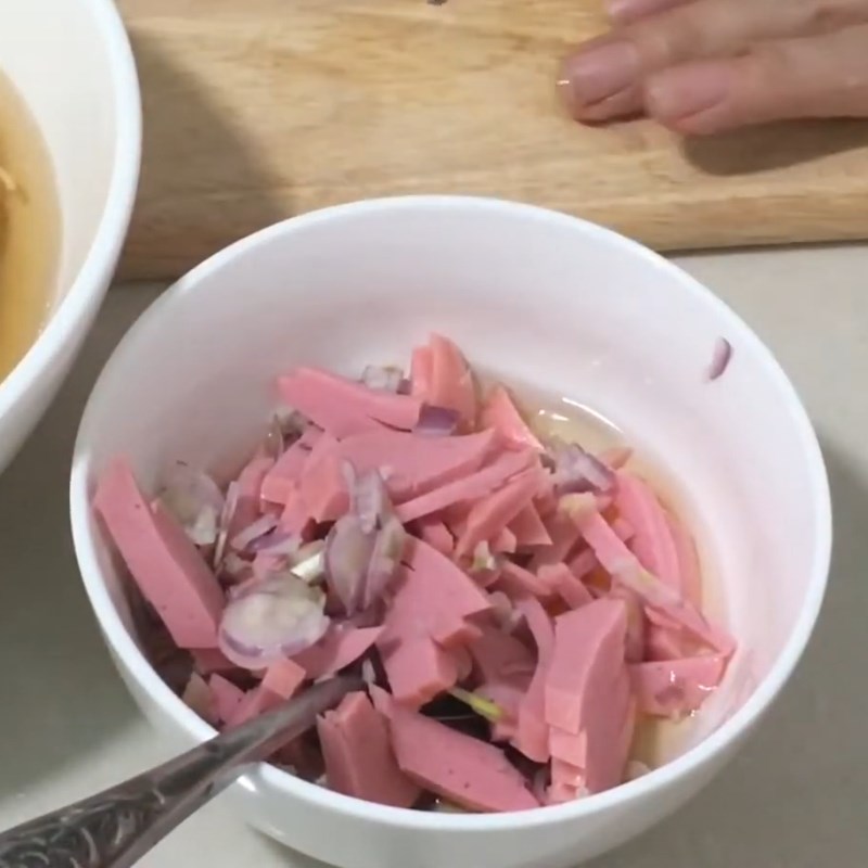 Bước 1 Sơ chế nguyên liệu Mì chiên trứng xúc xích