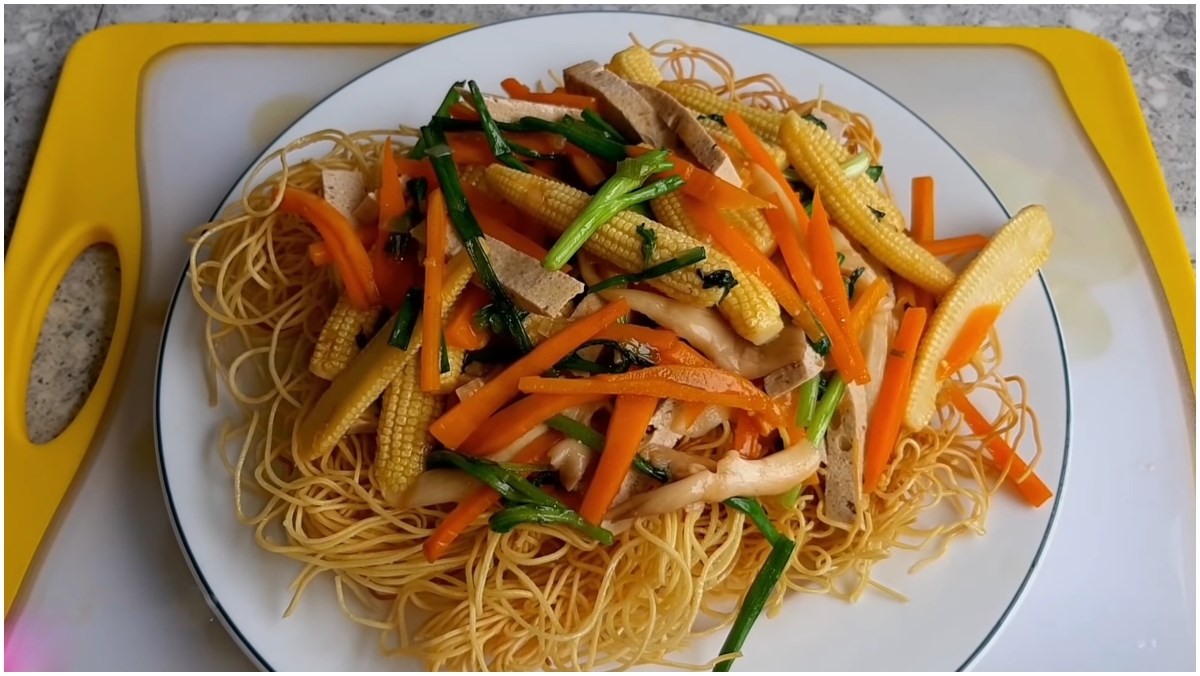Mì xào giòn chay bắp non