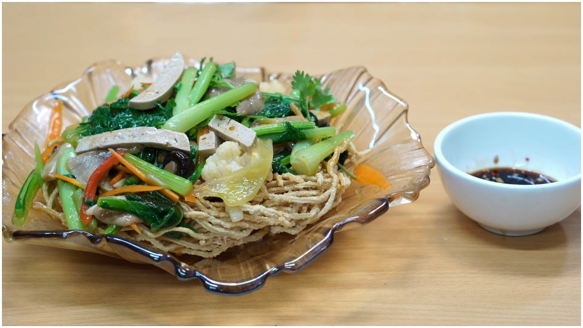 Mì xào giòn chay rau cải
