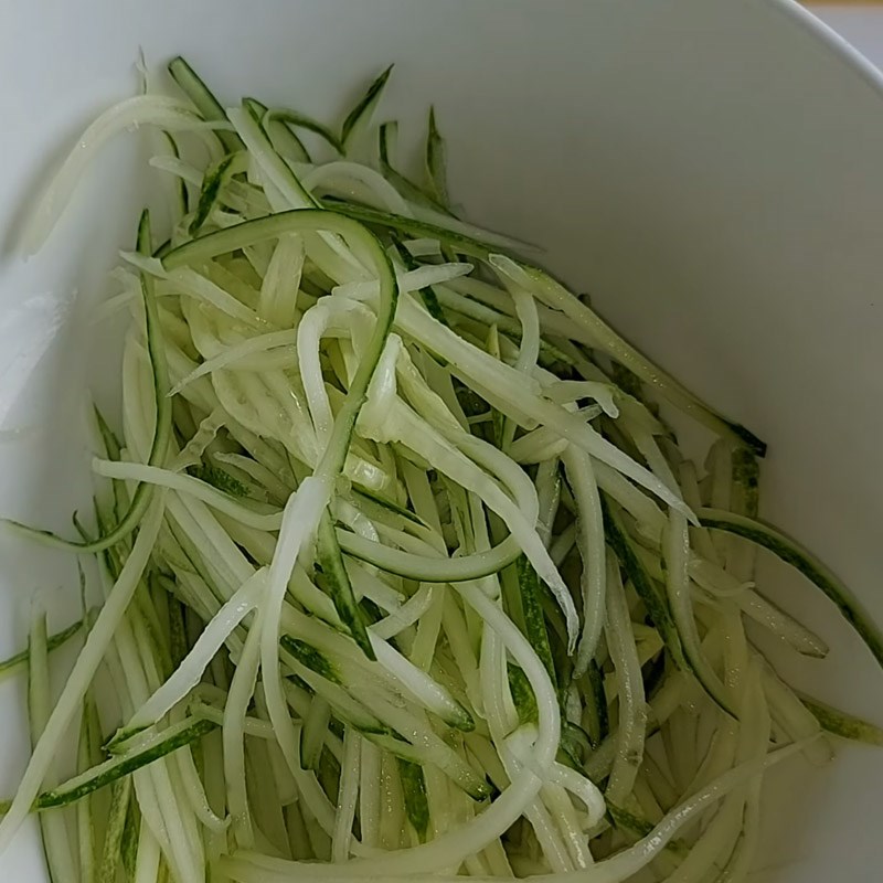 Bước 4 Trộn miến Miến trộn gà xé dưa leo
